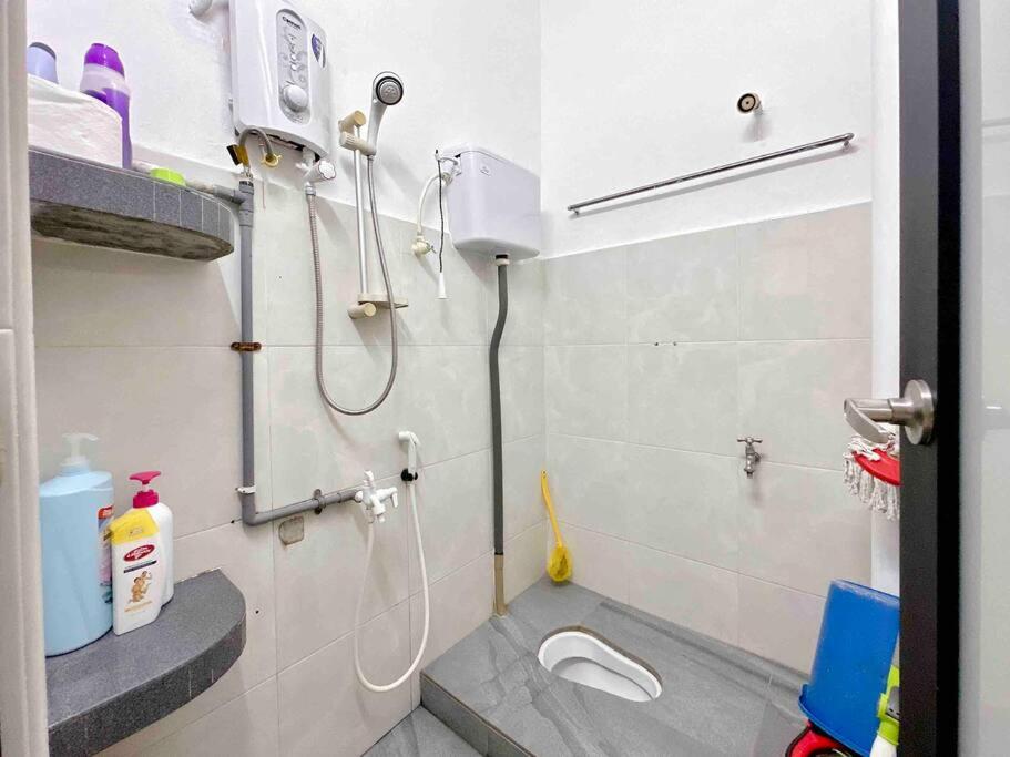 TAMAN UNIVERSITI THREE BEDROOMS 6-10Pax UTM, SKUDAI - Chambres d’hôtes Sikuati