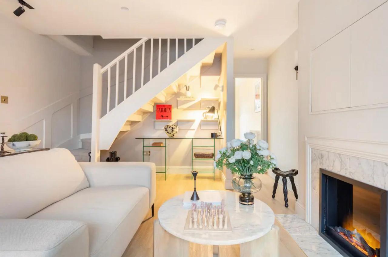 B&B London - Spring Stays Cosy 2-Bed Residence with Free Parking - Bed and Breakfast London