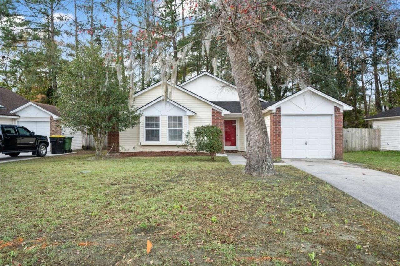 Private Yard - Parking - 75TV - No Stairs - King Bed - B&B