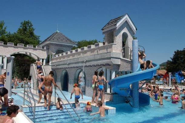 Strandfürdő Apartman - B&B