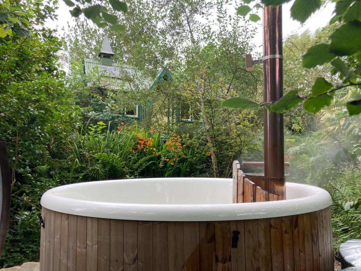 Enchanting Hand Painted Tabernacle with Hot Tub - Chambres d’hôtes