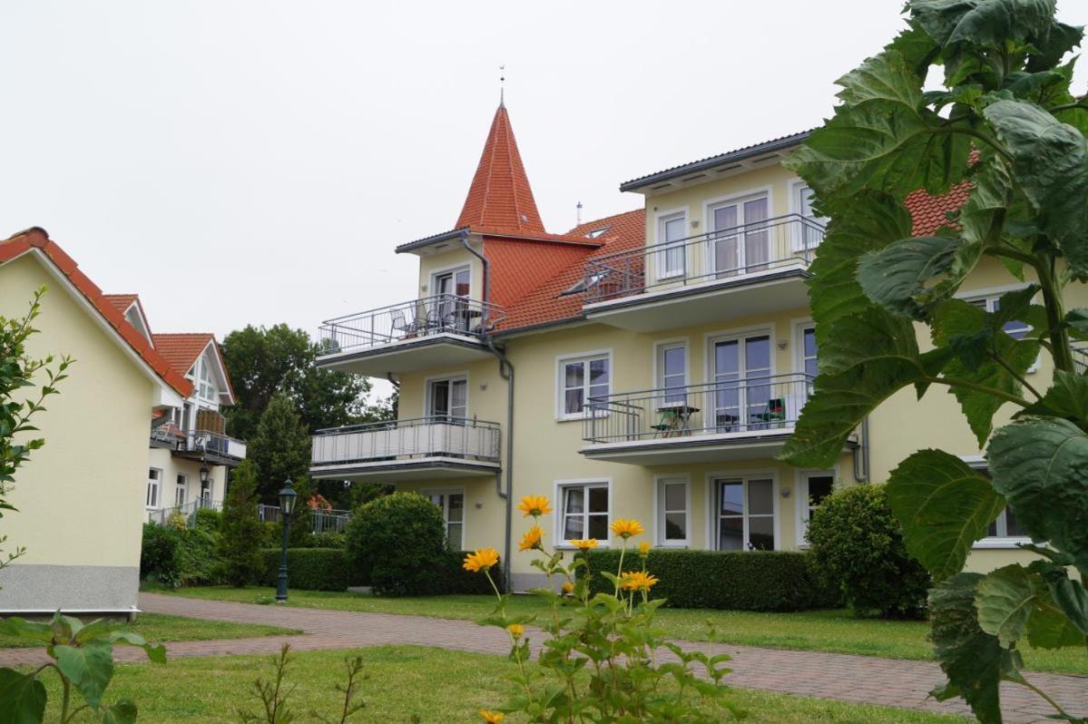 Helle Fewo mit zwei separaten Schlafzimmern und Blick vom Balkon zum Salzhaff - Bed and Breakfast