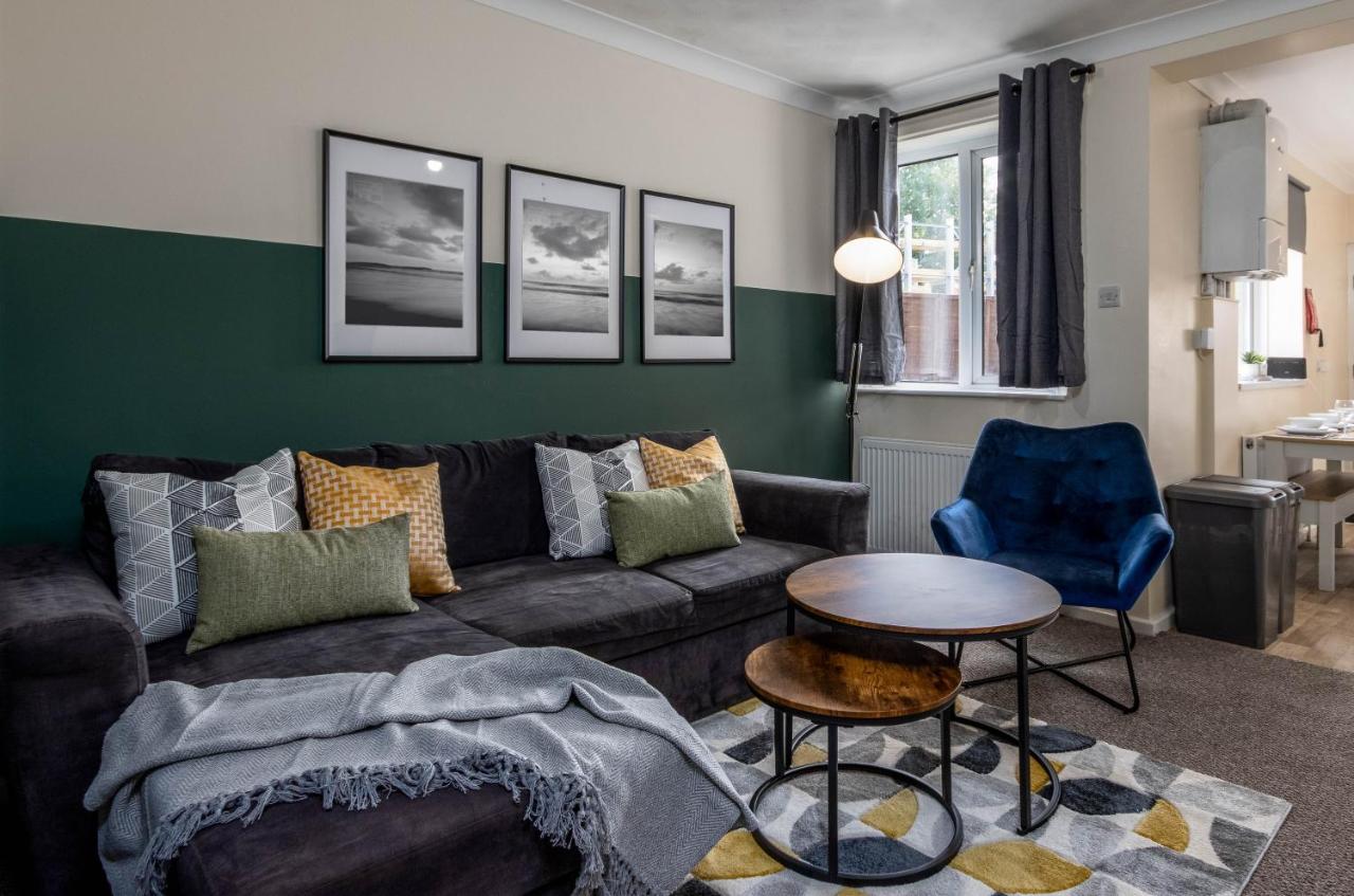 4 Bed House With Driveway Parking - Ferienwohnung
