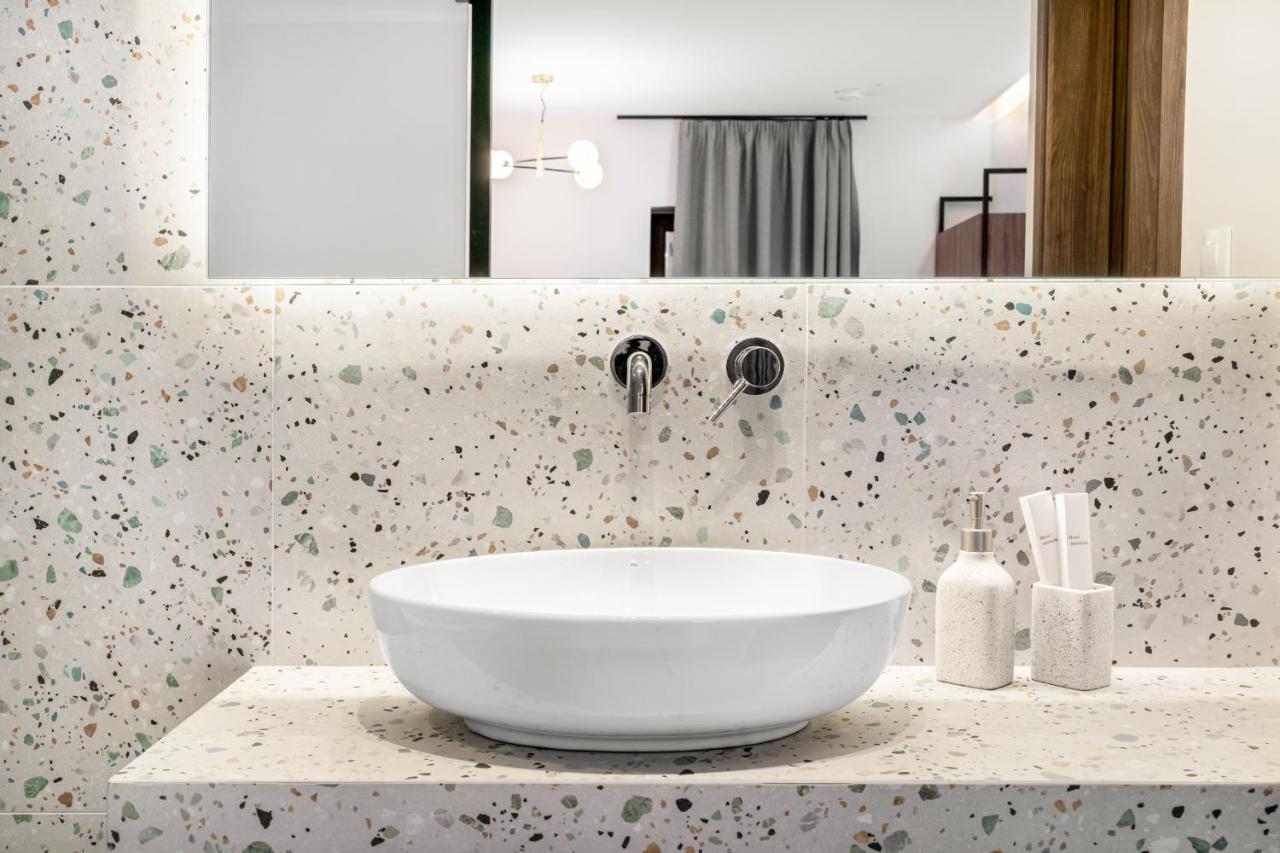 Master Connecting Suite with Mountain View