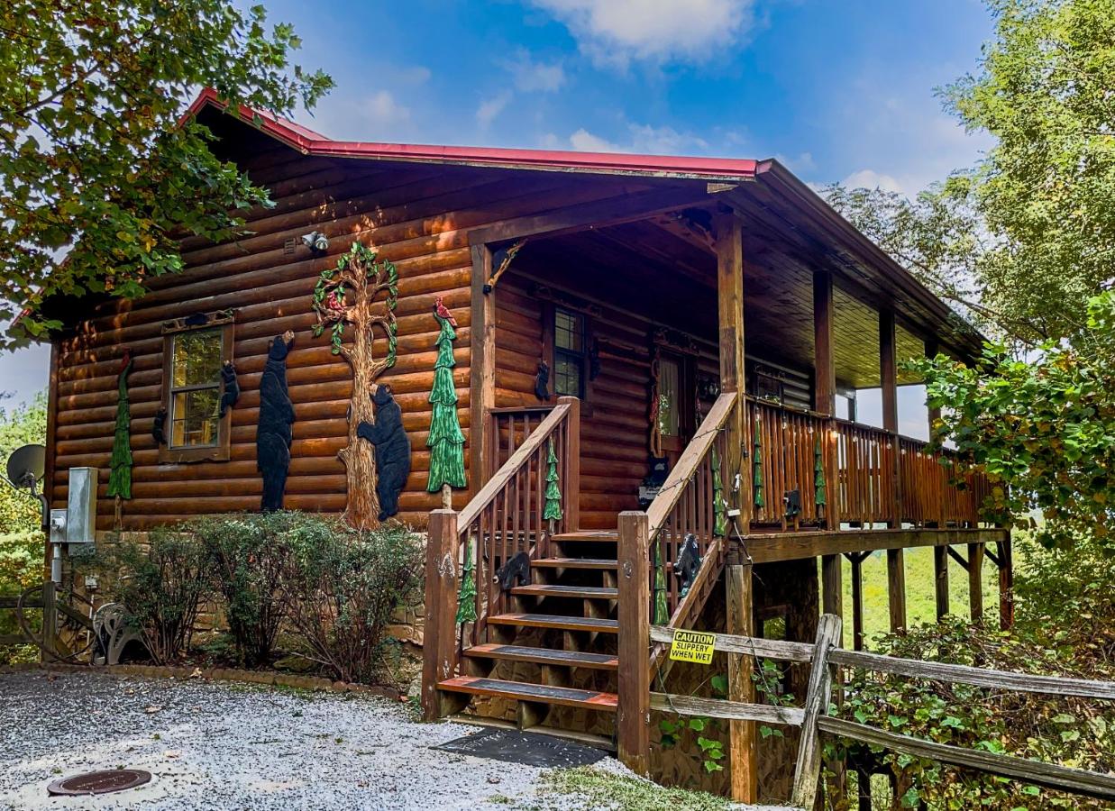B&B Sevierville - Rustic Cabin, Fire Pit with HotTub, Mountain Views, Peaceful Location - Bed and Breakfast Sevierville