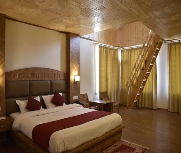 B&B Manali - Hotel Laxmi Narayan Manali - Balcony with Mountain view - Bed and Breakfast Manali