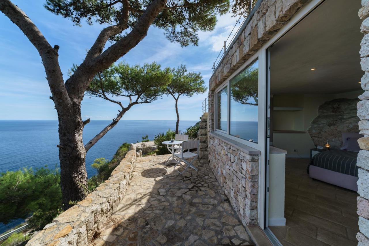 Habitación con cama extragrande y vistas al mar