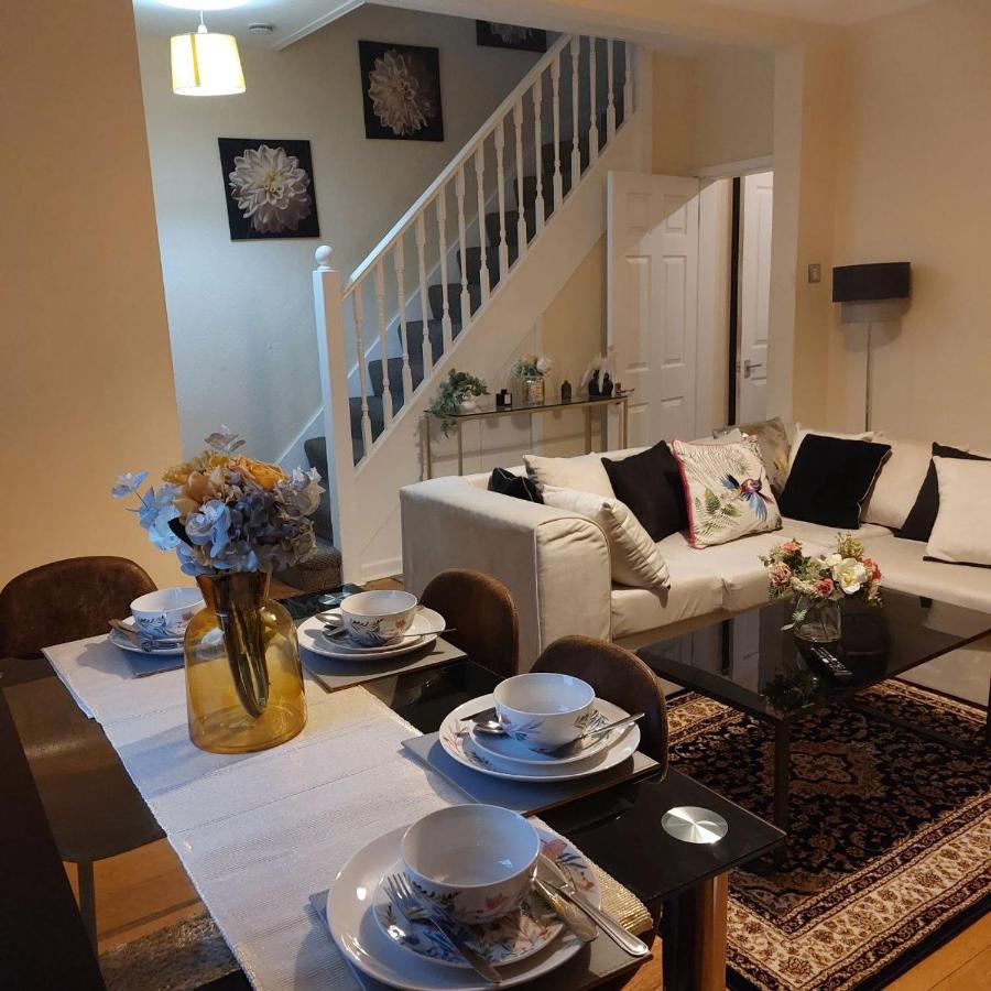 B&B Warrington - Three Bed House with free on-site parking Sleeps 5 - Bed and Breakfast Warrington