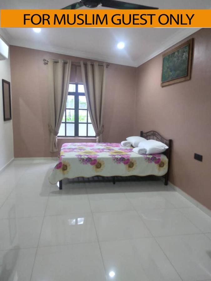 B&B Kijal - Yasmeen Studio Roomstay Kijal - Room 2 - FOR TWO PERSON ISLAM GUEST ONLY - Bed and Breakfast Kijal