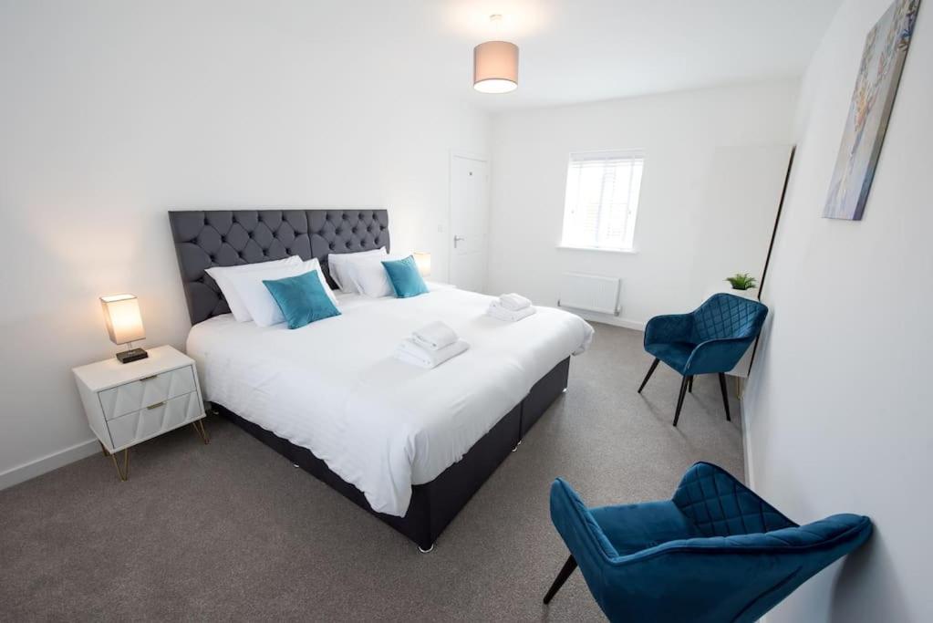 B&B Broomfield - Space Apartments - 3 Bed House - Superking Beds-Garden -Fast Wifi-Pet Friendly - Bed and Breakfast Broomfield