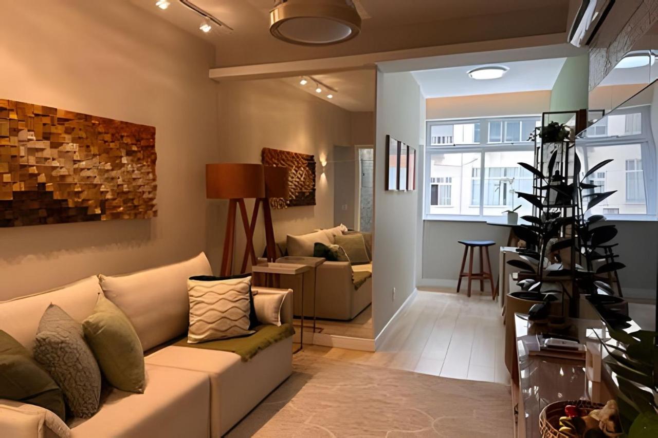 Apto Luxuoso, 50 Mts da Praia em Copacabana para 6 - Bed and Breakfast