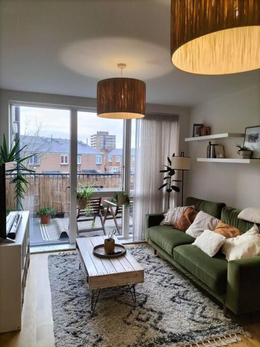 B&B London - Lovely 2 bed, 2 bath flat in East London - Bed and Breakfast London