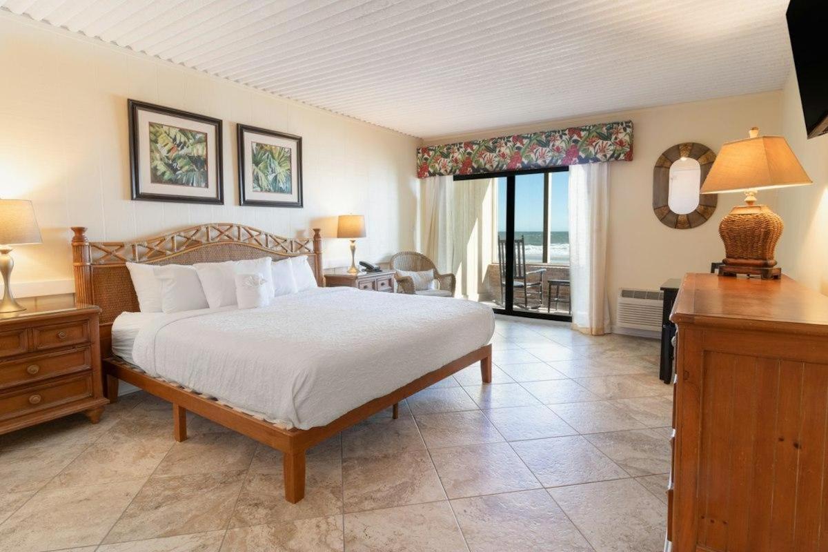 Oceanfront Studio with King Bed and Porch 1st Fl - Ferienwohnung Pawleys Island