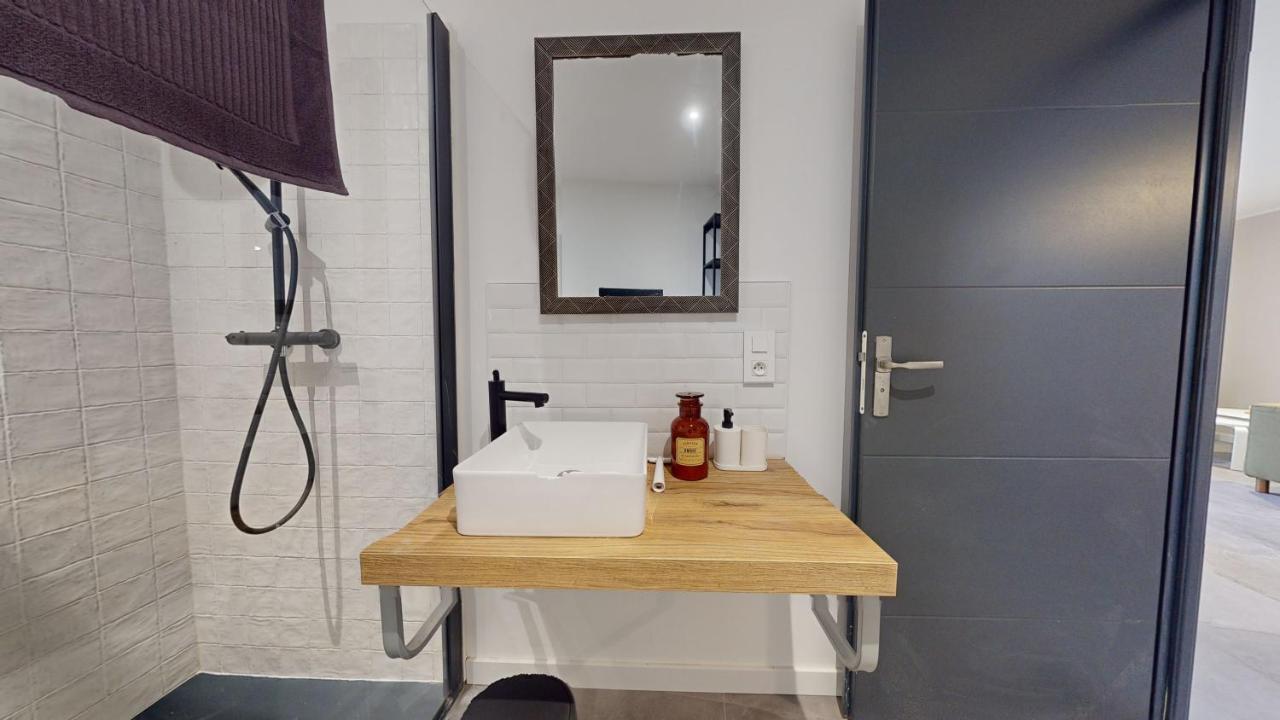Appartement Premium avec Terrasse - Parking privatif Gratuit - Fibre Wi-Fi - À 2 min Centre-Ville Dole - Chambres d'hôtes Dole