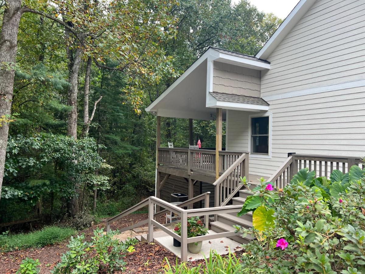 Robins Nest 10 min to Asheville Biltmore bkfst hot tub fireplace sparkling water - B&B