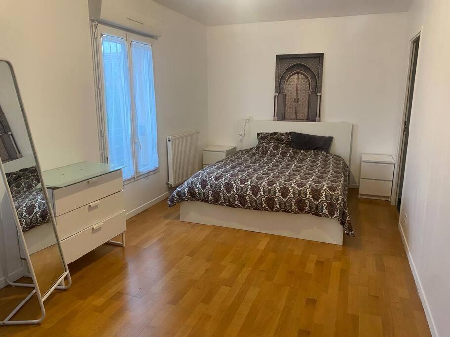 Maison 4 CHAMBRES St Pierre du Perray, France - Bed and Breakfast