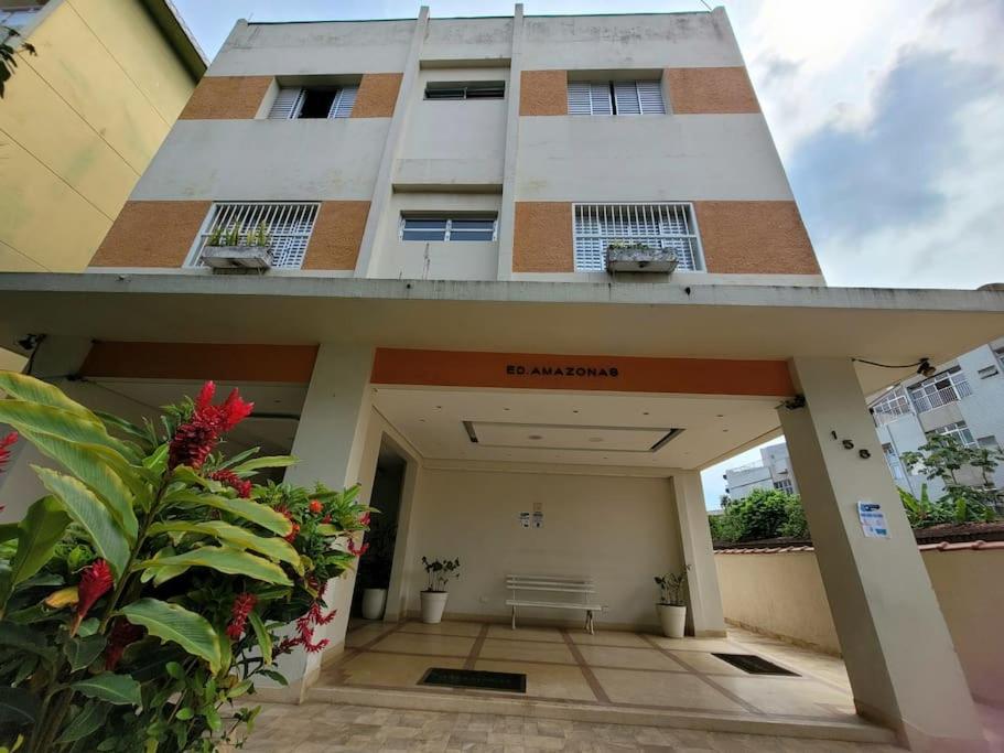 Cantinho Pérola do Atlântico - Apartamento familiar a duas quadras da praia e com duas vagas de garagem cobertas - Chambres d'hôtes Guarujá