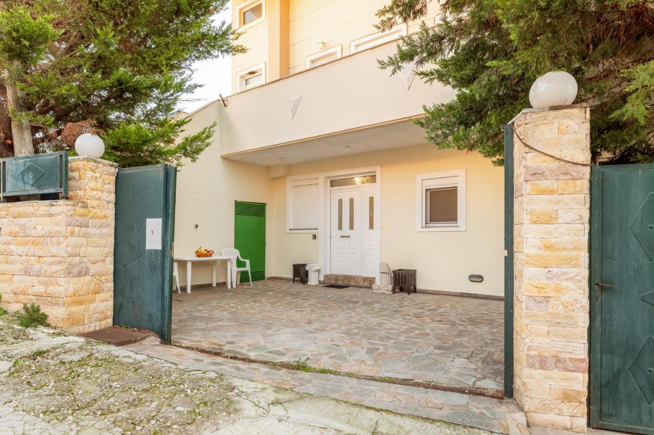 Three-Bedroom Apartment with Balcony