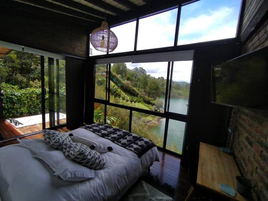 Cabaña con jacuzzi y acceso al embalse - Portum II - B&B