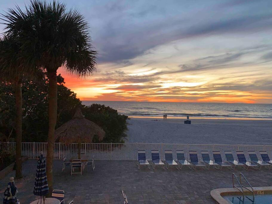 B&B St. Pete Beach - New on market! Direct beachfront 2 bedroom condo sea oats 101 - Bed and Breakfast St. Pete Beach