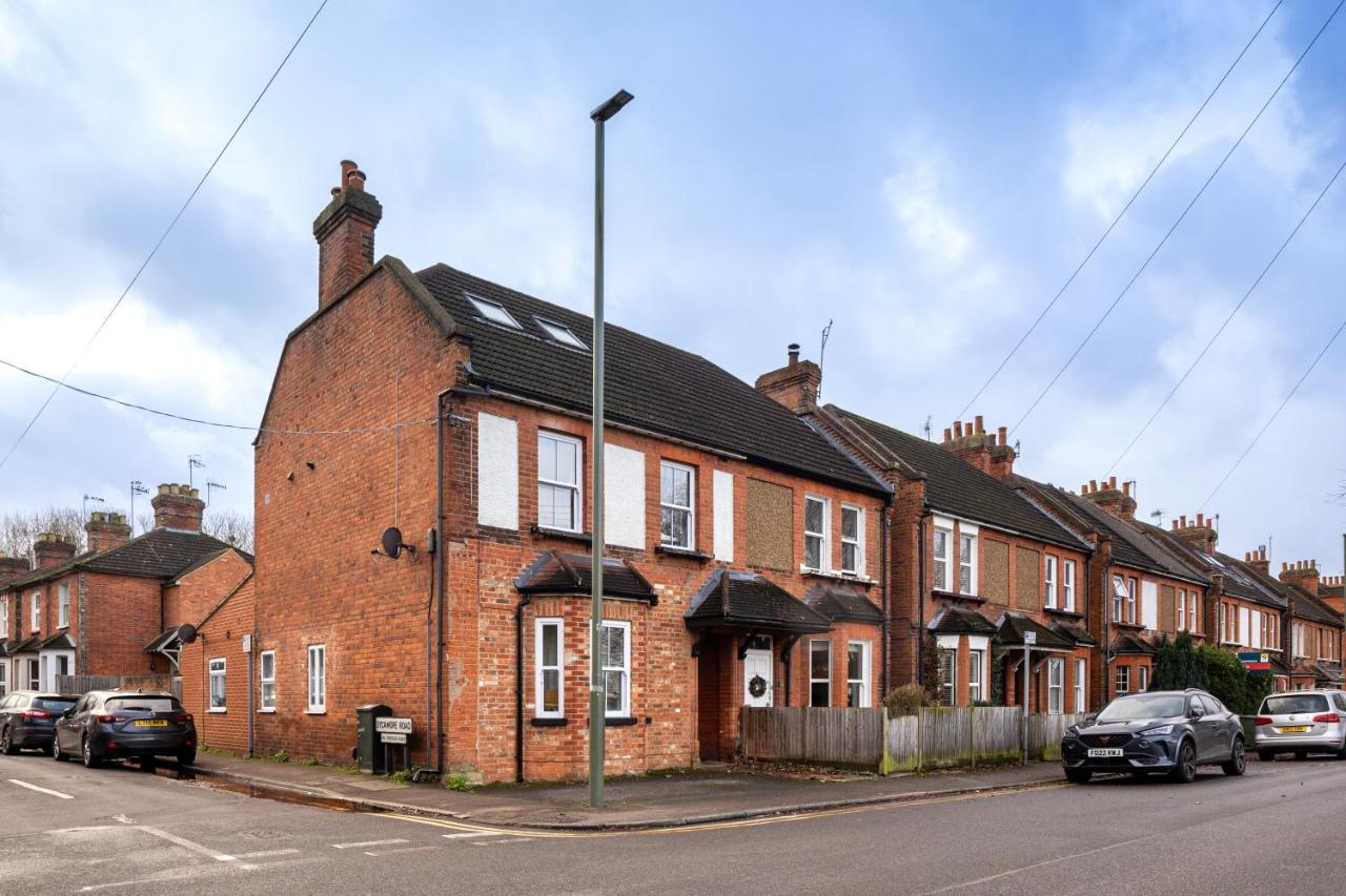 Family home in central Guildford with Parking - B&B