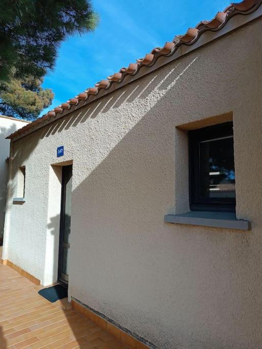 studio rénové dans résidence de vacances avec grande piscine chauffée, parking et terrasse - B&B