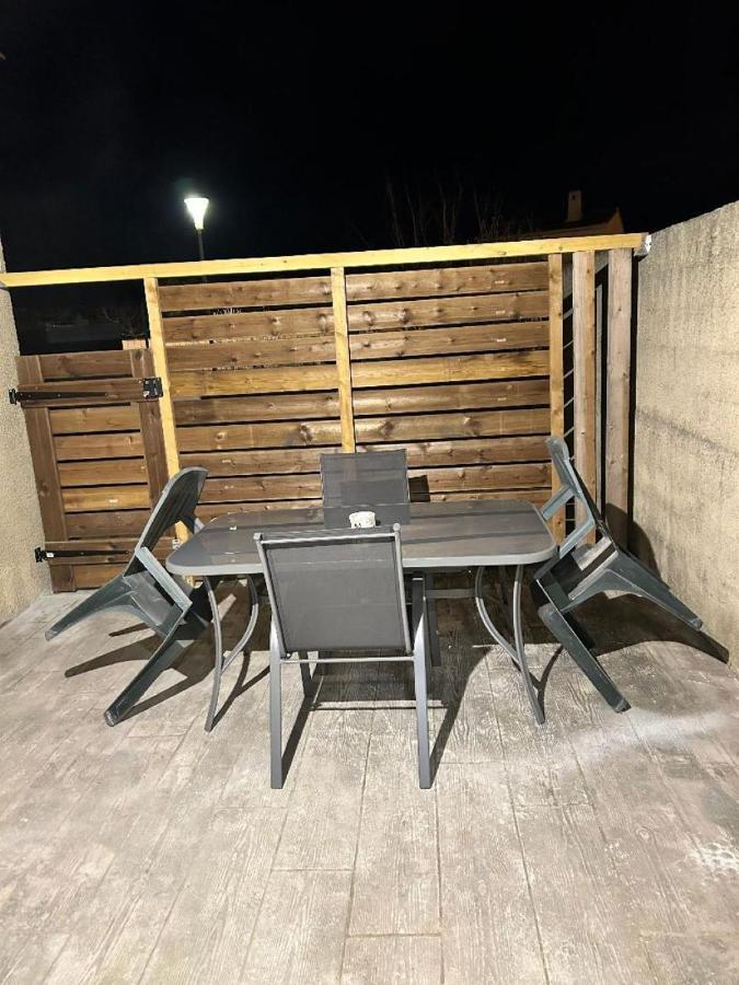 Beau petit studio avec terrasse et 2 couchages - B&B