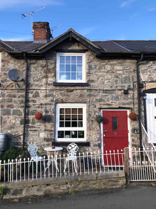 B&B Llanrhaeadr-ym-Mochnant - Maytree Cottage. Compact home in Mid Wales. - Bed and Breakfast Llanrhaeadr-ym-Mochnant