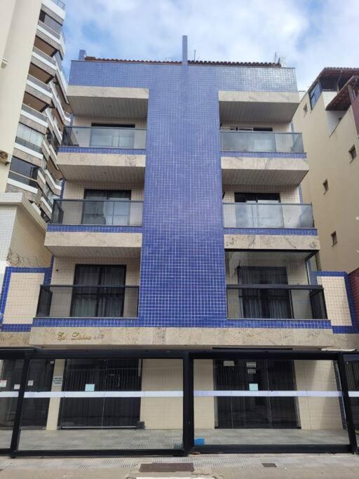 Apt na quadra da praia do Morro com área Lateral - B&B