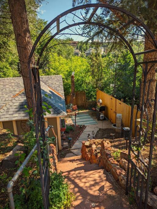 B&B Manitou Springs - The Nest Cottage with Hot Tub in Downtown Manitou Springs - Bed and Breakfast Manitou Springs