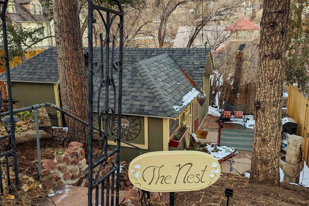 The Nest Cottage with Hot Tub in Downtown Manitou Springs - Chambres d’hôtes Manitou Springs