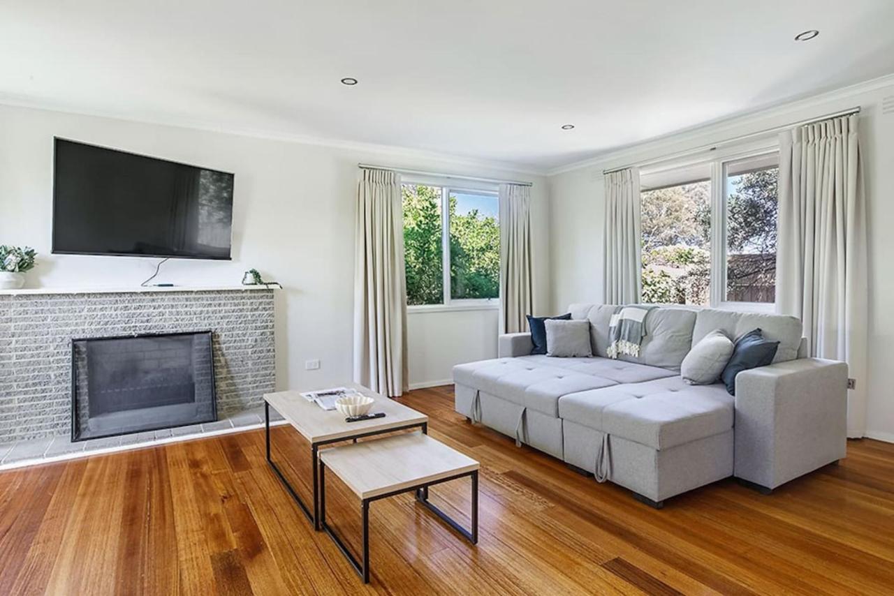 Sunlit Suburbia - A Breezy Abode in Glen Waverley - B&B