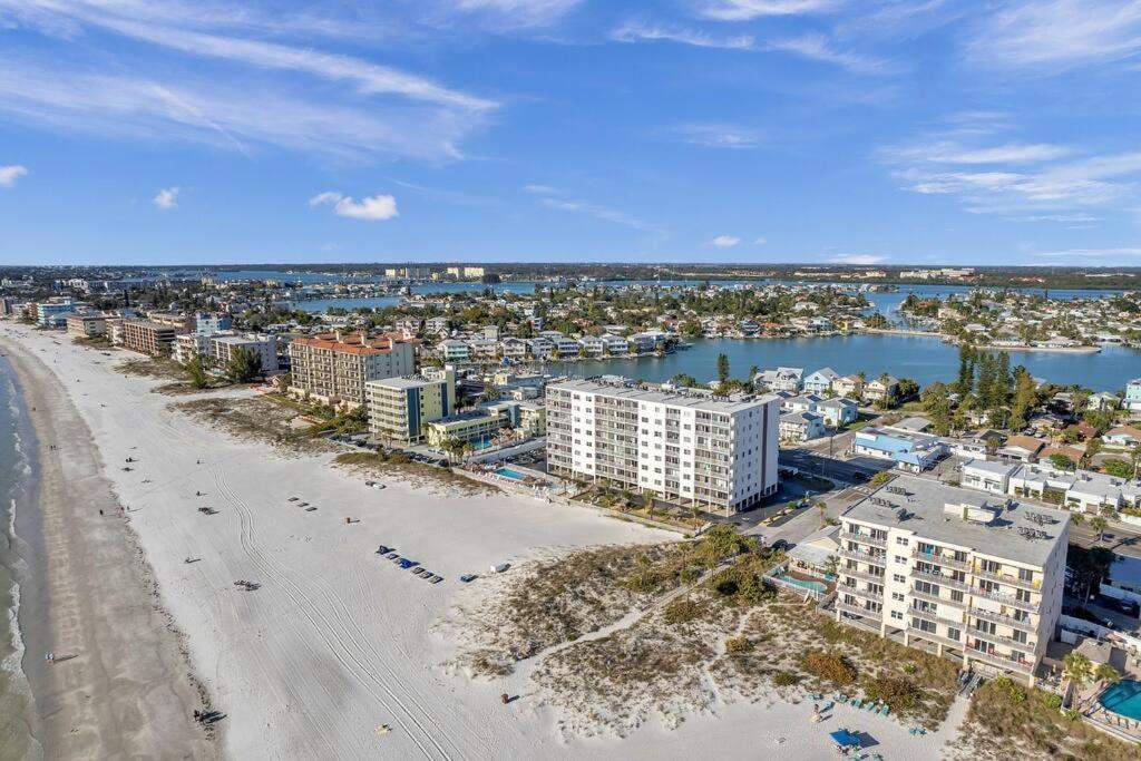 Newly Renovated Condo on Maderia Beach - Chambres d’hôtes