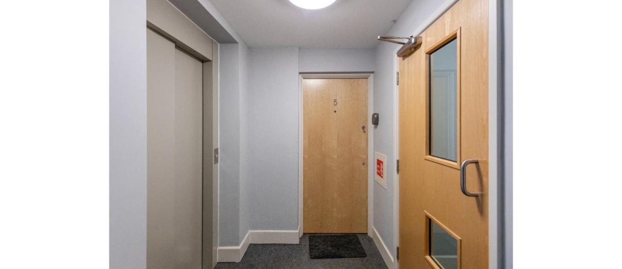 Your London Home: 1BR Flat with Modern Amenities - B&B