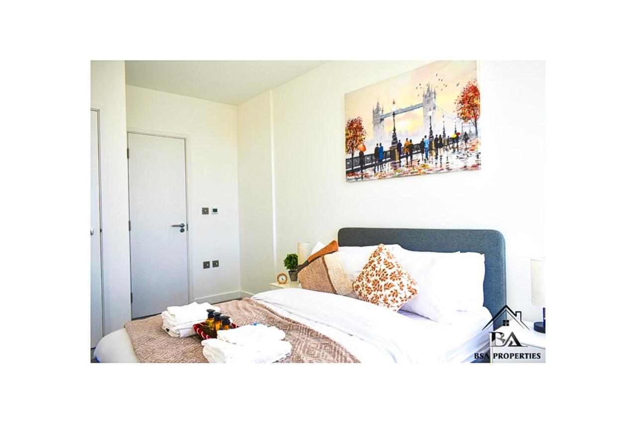 Comfortable Contractor, Family, Group Stay - Sleeps upto 5 - Pets Welcome Parking on Request - B&B Bracknell