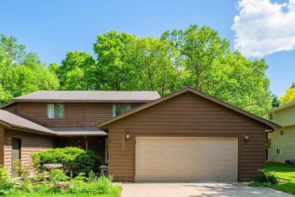 Green Bay Cozy home, 3 bed rooms, 6 beds, 2 bath - B&B