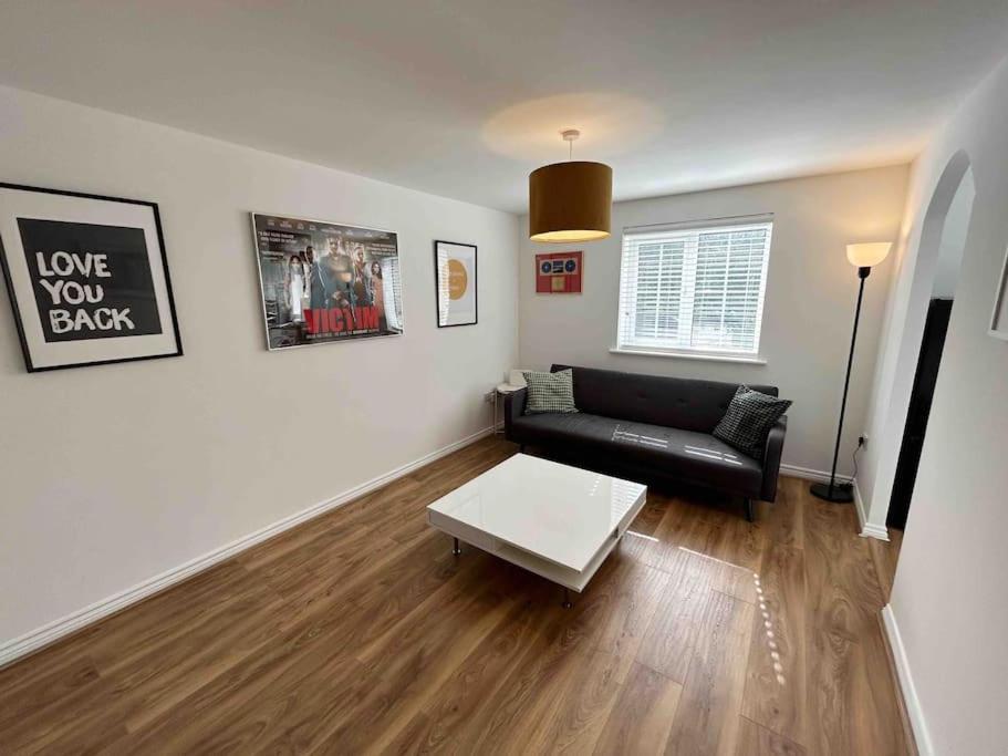 B&B Romford - 1 Bed Greater London Flat next to Station & Free Parking - Bed and Breakfast Romford