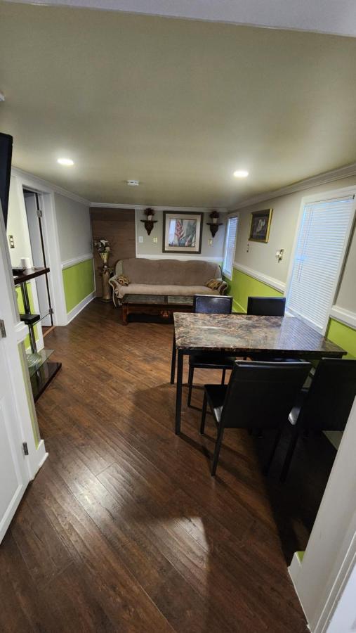 One Bedroom Few Blocks From The Beach And Tropicana Casino - B&B