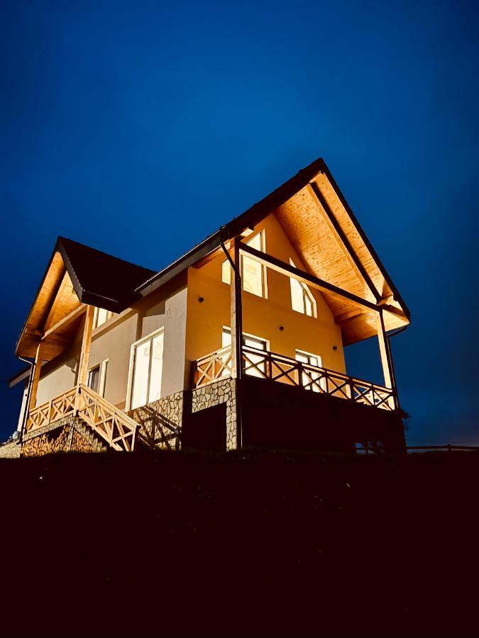 Casa Ido sat Pestera Moieciu - B&B Peştera