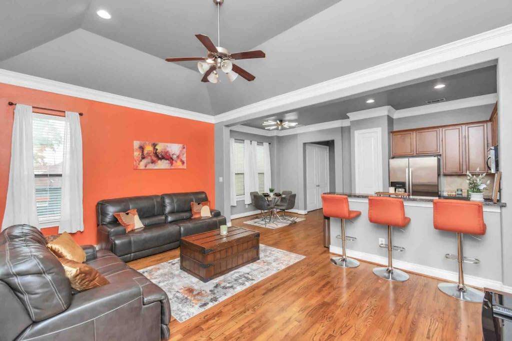 Prolific 3Story w Game Room-HotTub-Near DT - B&B