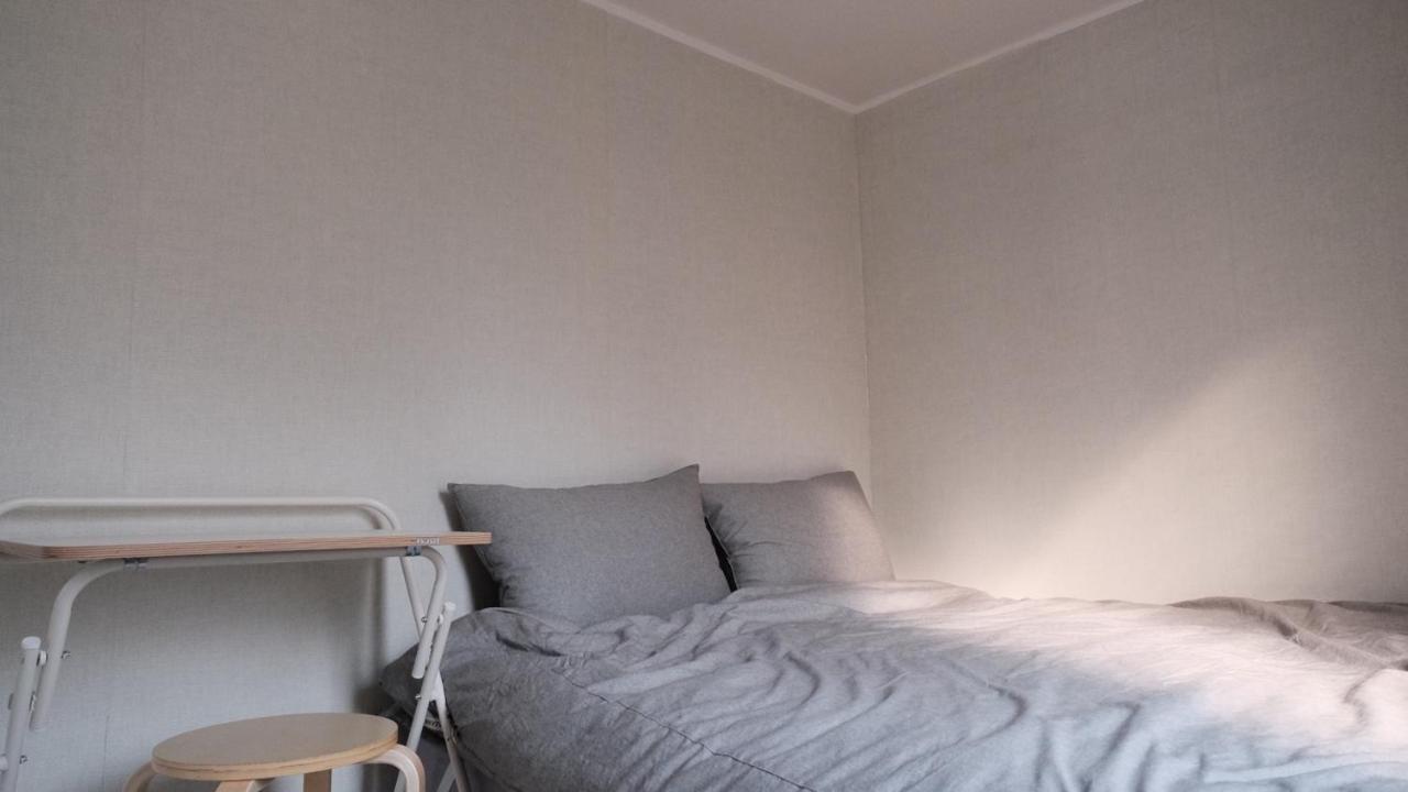 Kamer met Queensize Bed en Gedeelde Badkamer