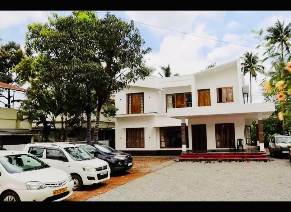 B&B Thrissur - Spacious & Comfortable Home Stay ! - Bed and Breakfast Thrissur