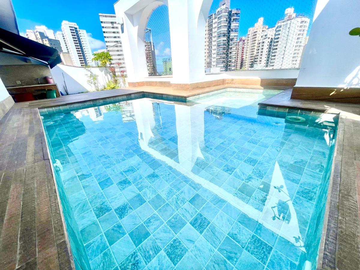 Cobertura com piscina e churrasqueira, 200m da praia, 3 dormitórios para até 6 hóspedes - Chambres d’hôtes