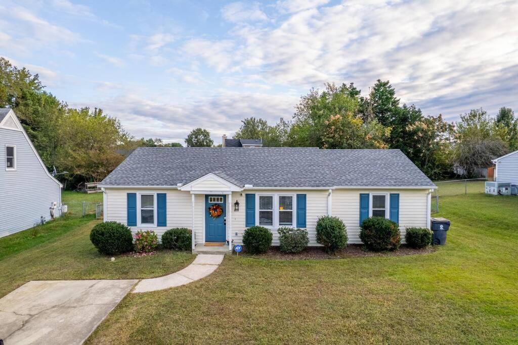 Near Historic Downtown Apex, Sleeps 8, King Bed - B&B