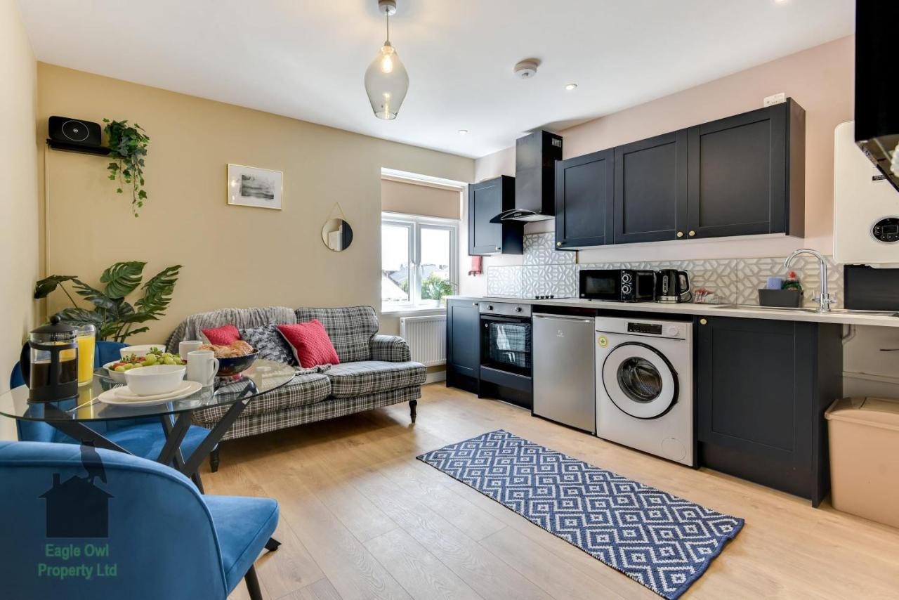 B&B Worthing - 1 bed flat for two close to train station with private parking by Eagle Owl Property - Bed and Breakfast Worthing