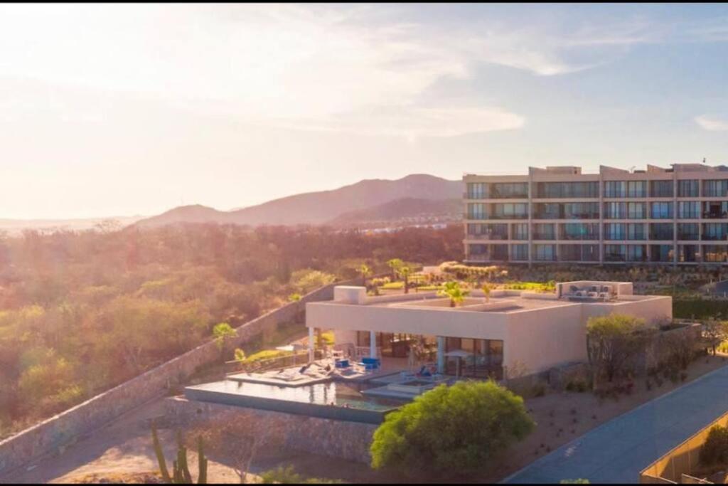 Viva Nautica Solaria 2 BR condo with sea view, 2 pools, hot tub - B&B