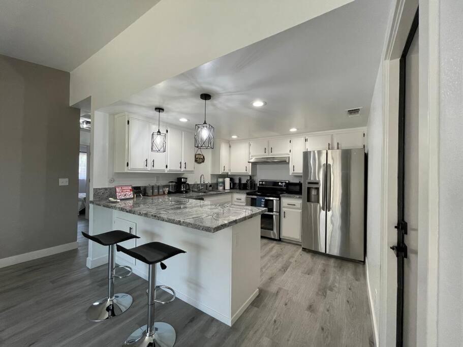 Entire Modern House with King bed & 65inTV - Bed and Breakfast Carmichael