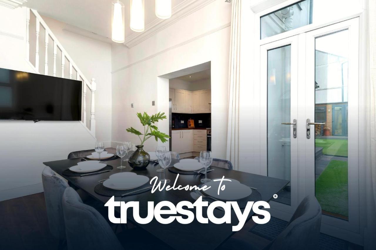 B&B Newcastle-under-Lyme - NEW Lily House by Truestays - 3 Bedroom House in Stoke-on-Trent - Bed and Breakfast Newcastle-under-Lyme