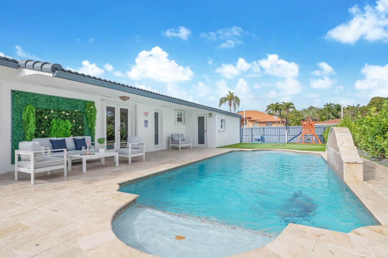 La Femme Luxe Oasis -5 Bedrooms, Htd Pool, Mini Golf, Jacuzzi, Game Room, BBQ,Pickleball - B&B Miami