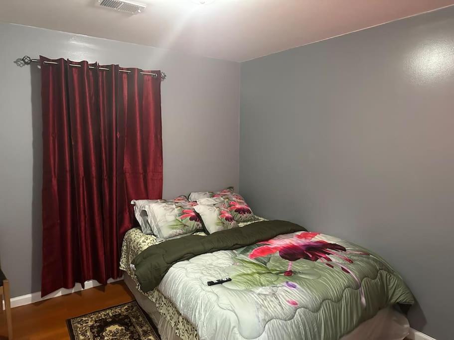 B&B Newark - Divine GUEST HOUSE Room B 6MINS TO NEAR Newark Liberty International Airport AND 4 MINS To Penn Station Prudential - Bed and Breakfast Newark
